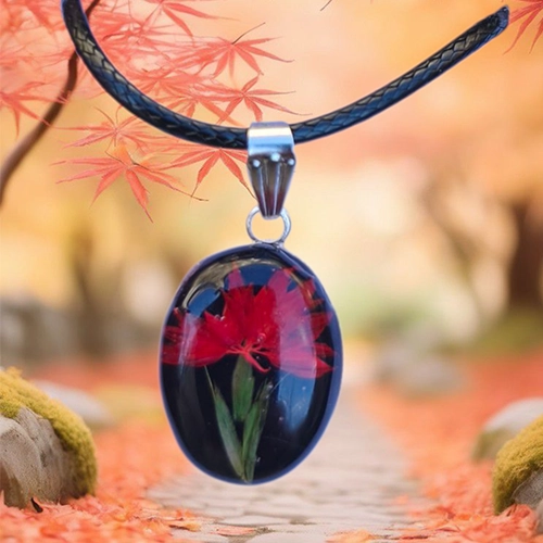 Collier ovale fond noir fleur naturelle séchée rouge